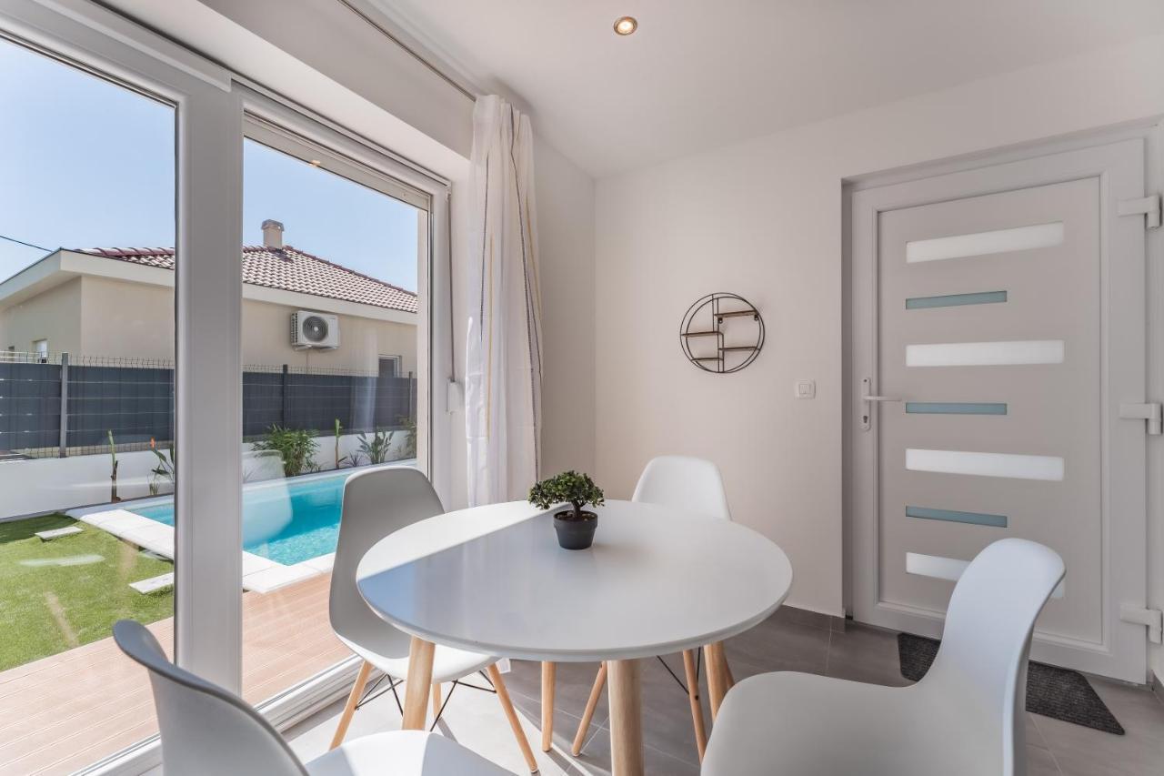 Bernie Apartments With A Pool Zadar Extérieur photo