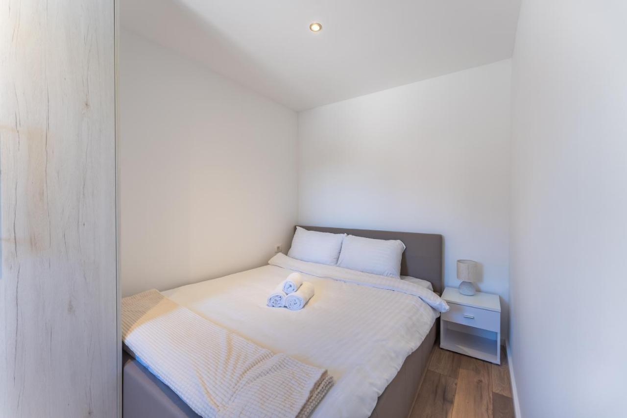 Bernie Apartments With A Pool Zadar Extérieur photo