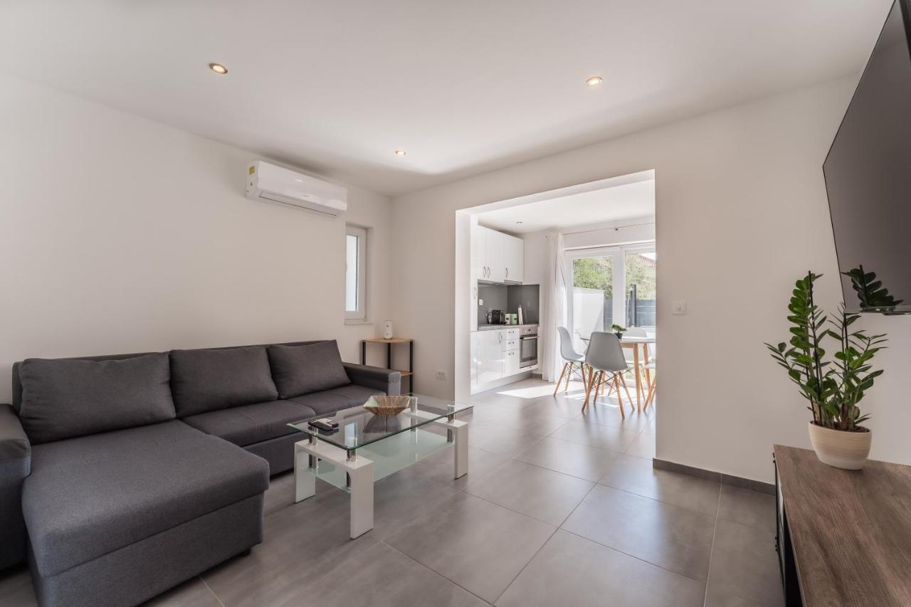 Bernie Apartments With A Pool Zadar Extérieur photo