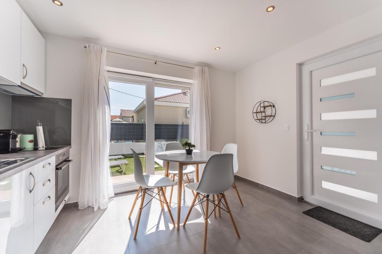 Bernie Apartments With A Pool Zadar Extérieur photo