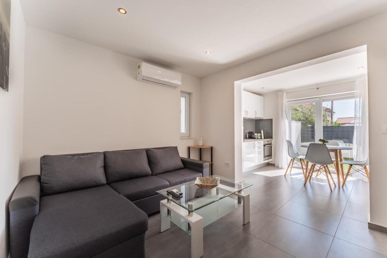 Bernie Apartments With A Pool Zadar Extérieur photo